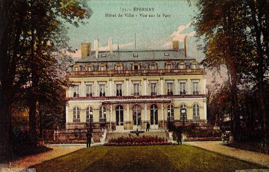 L'Hôtel de Ville - Vue sur le parc, carte postale (Archives-Patrimoine d'Épernay, fonds figuré, 5Fi111).