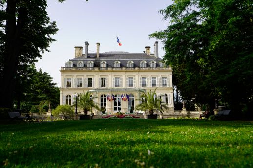 L'Hôtel de Ville depuis le parc (photographie par Noémie Cozette).