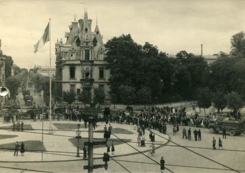 Photographie de l'entrée des forces américaines dans la ville, 1944 (Service Archives-Patrimoine d'Épernay, fonds Guillaume, 10Num1).