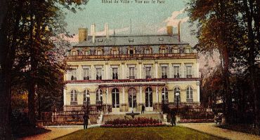 L'Hôtel de Ville - Vue sur le parc, carte postale (Archives-Patrimoine d'Épernay, fonds figuré, 5Fi111).