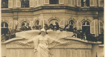 Photographie de l'inauguration du Monument aux morts le 6 juillet 1924 (Service Archives-Patrimoine d'Épernay, 1M8).