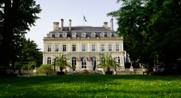 L'Hôtel de Ville depuis le parc (photographie par Noémie Cozette).