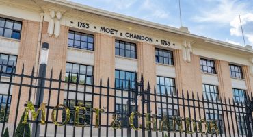 Façade de l'immeuble de "Moët et Chandon" à Epernay, 20 avenue de Champagne (photographie par Noémie Cozette).